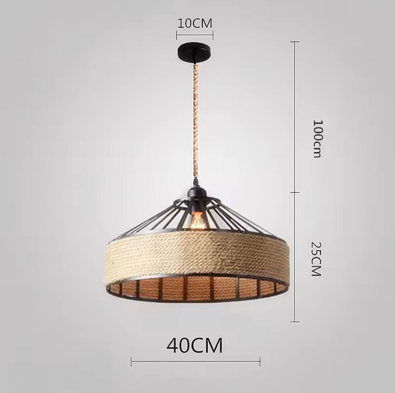 Apportez une touche vintage, chaleureuse et authentique à votre intérieur avec cette magnifique suspension en corde de chanvre, inspirée du style loft américain.
Ce luminaire unique associe un design rétro à des matériaux naturels pour créer une ambiance