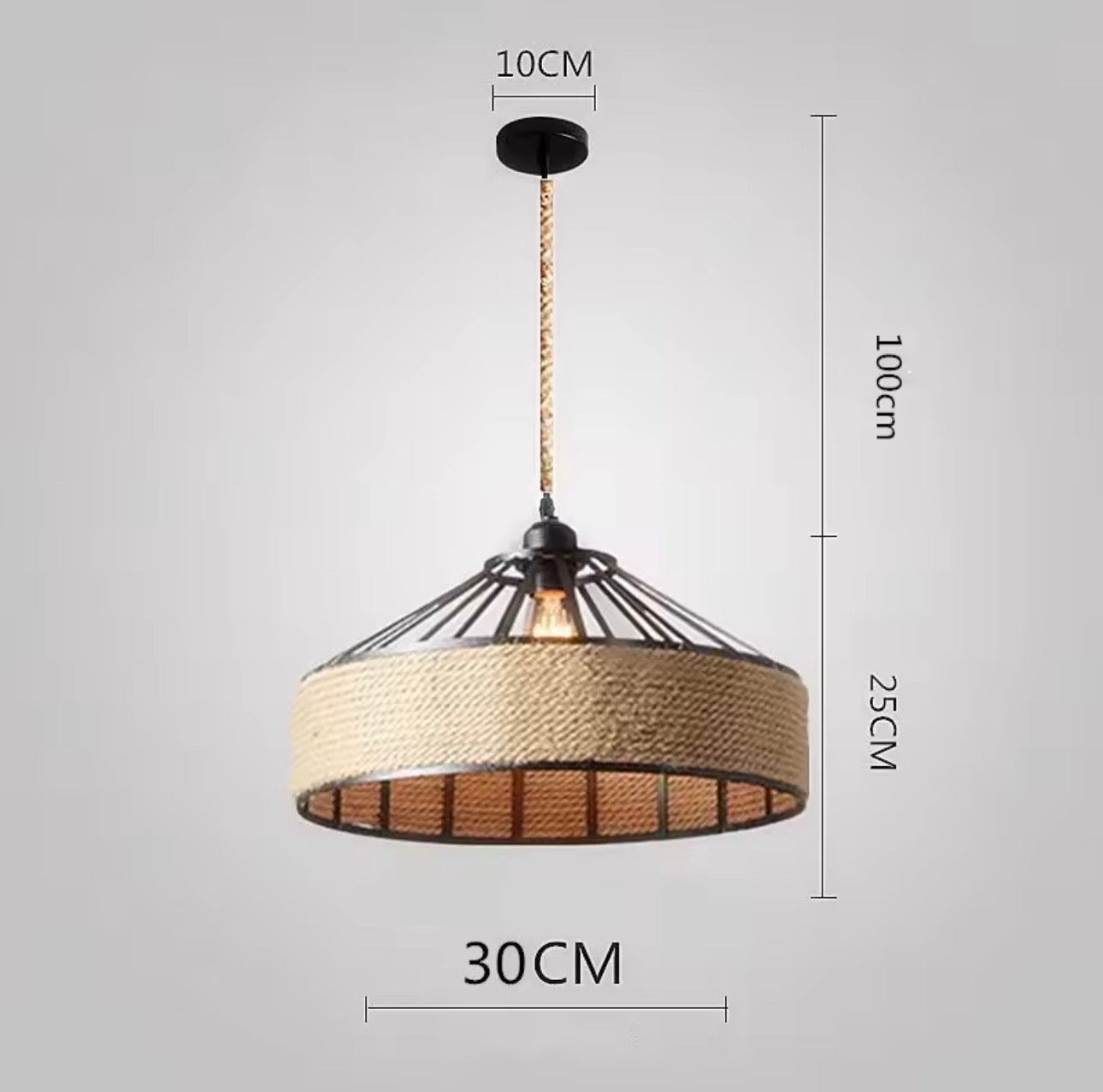 Apportez une touche vintage, chaleureuse et authentique à votre intérieur avec cette magnifique suspension en corde de chanvre, inspirée du style loft américain.
Ce luminaire unique associe un design rétro à des matériaux naturels pour créer une ambiance