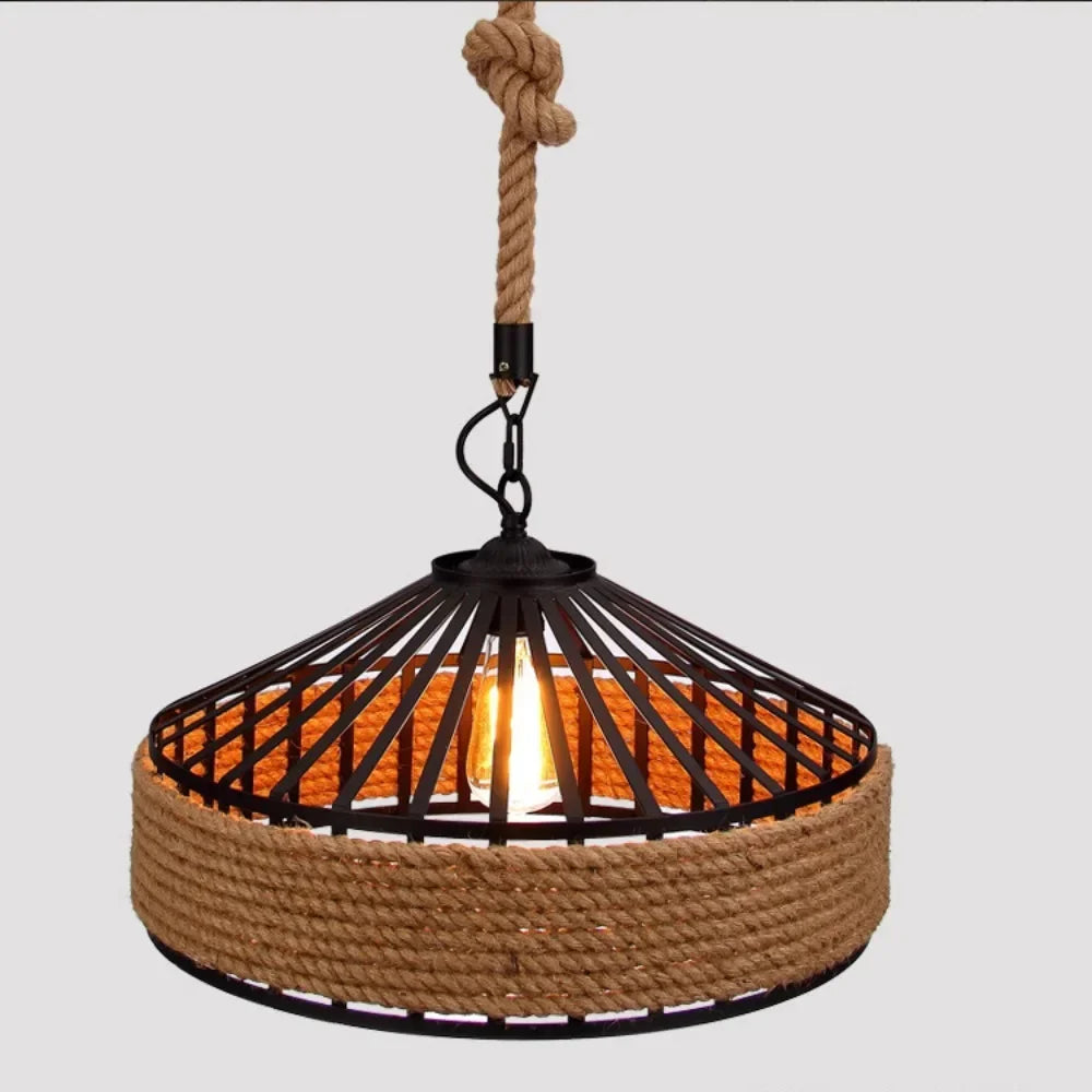Apportez une touche vintage, chaleureuse et authentique à votre intérieur avec cette magnifique suspension en corde de chanvre, inspirée du style loft américain.
Ce luminaire unique associe un design rétro à des matériaux naturels pour créer une ambiance