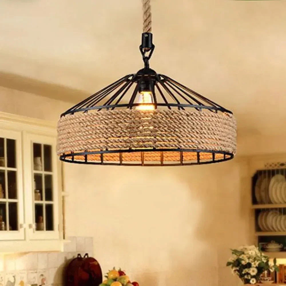 Apportez une touche vintage, chaleureuse et authentique à votre intérieur avec cette magnifique suspension en corde de chanvre, inspirée du style loft américain.
Ce luminaire unique associe un design rétro à des matériaux naturels pour créer une ambiance