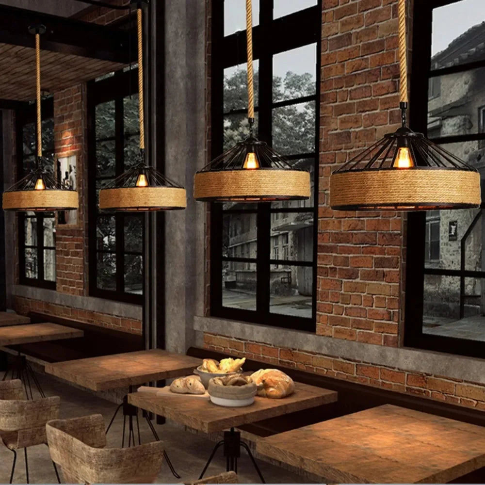 Apportez une touche vintage, chaleureuse et authentique à votre intérieur avec cette magnifique suspension en corde de chanvre, inspirée du style loft américain.
Ce luminaire unique associe un design rétro à des matériaux naturels pour créer une ambiance